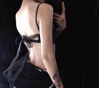 小时候家里养过一只猫和一只狗 狗总是被猫欺负 不是狗憨厚 而是斗不过猫 比如猫藏在鞋盒偷袭狗 狗只能绕着鞋盒转圈 后来狗去世了 猫没看见它去世的样子 只是没见狗回来 半年过去了 有天我故意在门口喊了声狗的名字 猫从屋里飞奔到门口左右张望 时过境迁我还记得你 小时候家里养过一只猫和一只狗 狗总是被猫欺负 不是狗憨厚 而是斗不过猫 比如猫藏在鞋盒偷袭狗 狗只能绕着鞋盒转圈 后来狗去世了 猫没看见它去世的样子 只是没见狗回来 半年过去了 有天我故意在门口喊了声狗的名字 猫从屋里飞奔到门口左右张望 时过境迁我还记得你