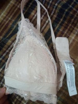 第一次买这种蕾丝内衣,精致可爱,很好看,穿着舒适贴身。 码数偏小,70b,m码扣最后一排扣。罩杯是薄薄的一层海绵,外面一层蕾丝,两层是分开的。有待改进的有两点,一个是标签是细长的那种,内衣穿好之后,需要整理,把标签掖里面,不然会耷拉在外面,准备剪掉。另一个是做工有线头(这个内衣做工复杂一些),主要在接口处,缝制方法是压线,也就是没有挽结,剪的时候小心一点,不然容易开线,为了避免开线,还是能不剪就不剪吧。38.9划算,已收藏,推荐购买。 第一次买这种蕾丝内衣,精致可爱,很好看,穿着舒适贴身。 码数偏小,70b,m码扣最后一排扣。罩杯是薄薄的一层海绵,外面一层蕾丝,两层是分开的。有待改进的有两点,一个是标签是细长的那种,内衣穿好之后,需要整理,把标签掖里面,不然会耷拉在外面,准备剪掉。另一个是做工有线头(这个内衣做工复杂一些),主要在接口处,缝制方法是压线,也就是没有挽结,剪的时候小心一点,不然容易开线,为了避免开线,还是能不剪就不剪吧。38.9划算,已收藏,推荐购买。