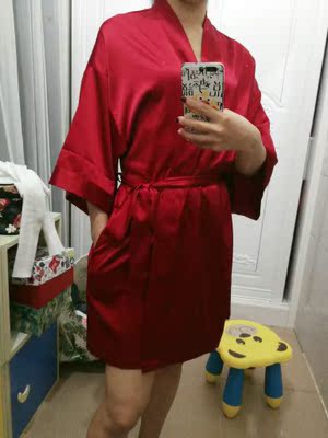 颜色很好，料子不错。就是带子是如图这样的，另外虽然里面有绳子绑住固定一边，但表面的一边没有得固定，很容易松动，要是出门扔个垃圾或者拿快递 估计不经意走光了。