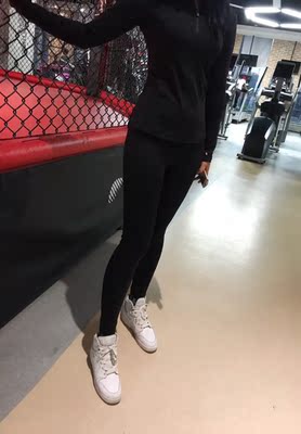 裤子弹性很大，平时健身运动穿很合适，吸汗效果也比较好，穿着也很显瘦哦 很满意 这个价钱买的很划算