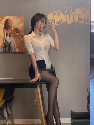 第一次穿黑丝,哇去,好显腿长啊还显瘦,哈哈哈哈哈穿着还挺光滑~ 好看好看 真的可显瘦 还是不容易坏的材质,上身很亲肤不扎也不硬 超级喜欢!! 第一次穿黑丝,哇去,好显腿长啊还显瘦,哈哈哈哈哈穿着还挺光滑~ 好看好看 真的可显瘦 还是不容易坏的材质,上身很亲肤不扎也不硬 超级喜欢!!