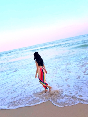 我穿有点大了，但是拍照很好看，自己把后面系了一下，去苏梅岛穿在海边拍照真的很好看