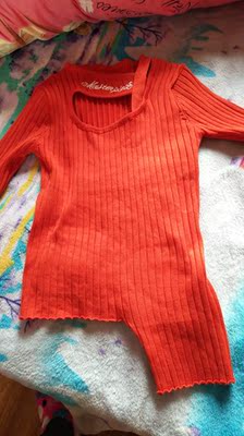 好好看看，就是太薄了穿在里面打底，真的很好看，如果有暖气，然后再穿个袄子就可以了，如果家里有暖气，直接穿一个打底，这个可以打底衣服真的好搭衣服好配衣服好好看