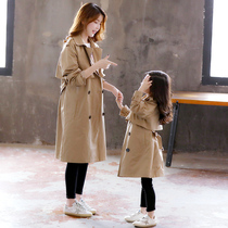 Girls autumn coat 2021 new large childrens medium long coat British style parent-child outfit Western wind wind coat tide