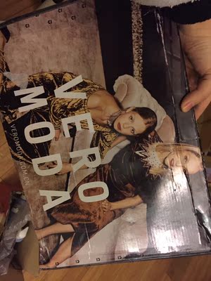 晚上照的,有些色差,但是还好,也能接受,盒子拿到的时候都有些压变形了,还好里面是完整的,质量还行,也就值这个价吧 晚上照的,有些色差,但是还好,也能接受,盒子拿到的时候都有些压变形了,还好里面是完整的,质量还行,也就值这个价吧