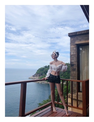 上身无比美。就是有点难穿。不过美就行啦。哈哈。 上身无比美。就是有点难穿。不过美就行啦。哈哈。