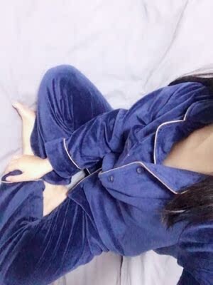 面料很舒服啊，颜色没有图片的深，但是摸起来滑滑的，洗了今天刚穿，真的很保暖，睡了一个晚上都没冷醒。本来感觉挺贵的，但是收到以后感觉很值，料子绒绒滑滑的，穿起来很舒服，最令我满意的是洗了没掉色，水很清澈，总之很满意，啦啦啦好喜欢，打算再入手一件来。