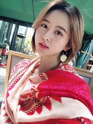 这家店的围巾都很好看，只一眼就选中了这条披肩。收到很满意，真的很喜欢。喜欢这个质感，比想象中还要好。围巾颜色很好看,和图片上一样的，面料是棉麻的，很柔软手感好，质量非常好，没有任何线头，性价比好高，太值了。而且超级上镜美美哒，旅游玩了一圈都找我要链接，满意满意。