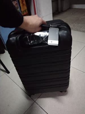 不错 卖家最后还是发了顺丰 赞一个 箱子很满意 目前看来质量还是不错的 有海关锁 挺硬实的 防划痕的 还送了收纳袋和贴纸 满意 轮子不涩 旅行的话 够了