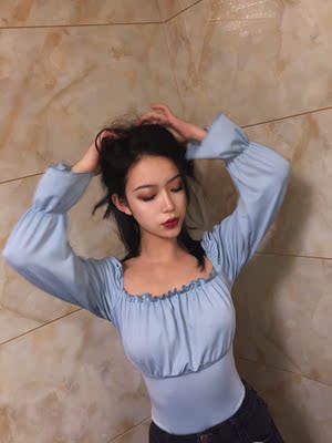 衣服超稀饭～质量很好哇 很梦幻的蓝 还有光泽感！！绑带小心机哦 穿出去玩超美哒 棒呆^_^