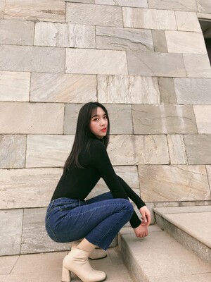 第一次买这种感觉的衣服，好欧美的风格啊，不过同事们都说上身效果还挺好的，就试着拍了照片臭美一下