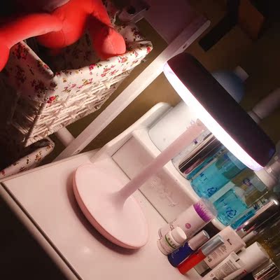 喜欢 喜欢 颜值在线 两边的灯光都可以调节亮度 台灯有三档调节 暖色系光 很美好！镜子那面长按可调节灯光 照的很清楚 总之很喜欢