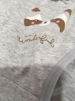 图案有些不一样，颜色偏深，不是纯棉的，还没穿不知道怎么样。