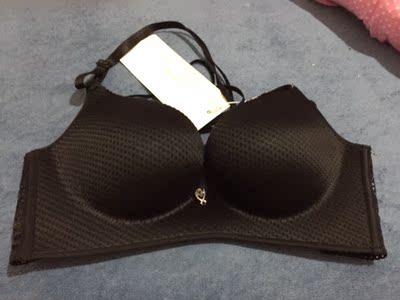 内衣不算很厚,但是聚拢效果真的很好哦!这一款是AB通杯的,穿起来很自信,而且很舒服,包装得也很好,值得推荐 内衣不算很厚,但是聚拢效果真的很好哦!这一款是AB通杯的,穿起来很自信,而且很舒服,包装得也很好,值得推荐