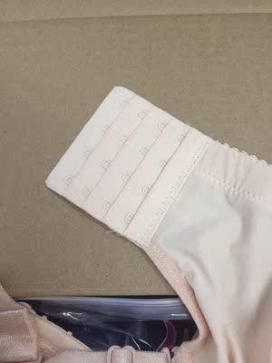 好,很好穿!肩带宽不容易掉,侧乳也能收住,没有钢圈也能拖起来,胖mm们想买的不用犹豫哦~尤其是扣子质量很好摸起来光滑,,不扎背。深色内衣里面配的也是浅色面料,这点个人觉得很好,很贴心!会继续支持的 好,很好穿!肩带宽不容易掉,侧乳也能收住,没有钢圈也能拖起来,胖mm们想买的不用犹豫哦~尤其是扣子质量很好摸起来光滑,,不扎背。深色内衣里面配的也是浅色面料,这点个人觉得很好,很贴心!会继续支持的