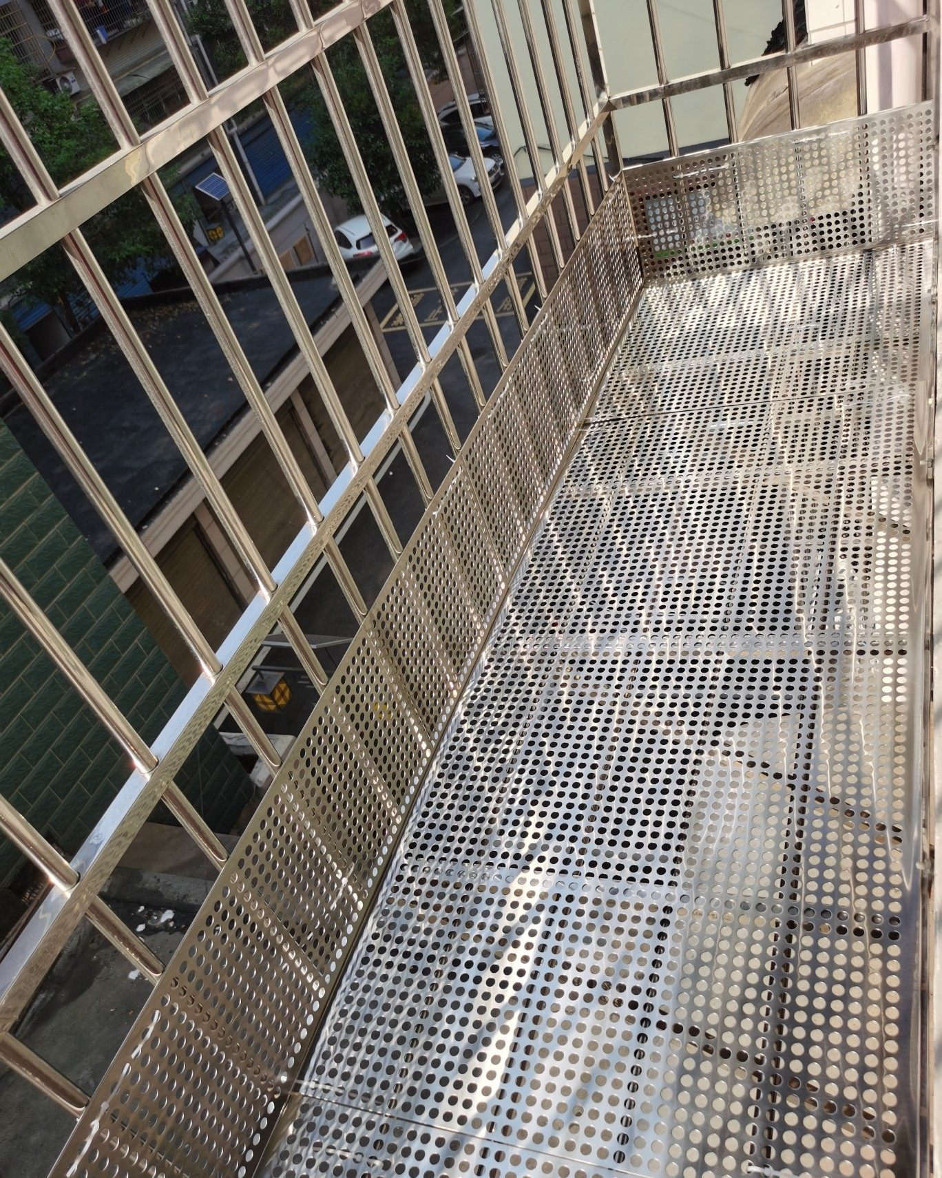 定制不锈钢防盗窗垫板阳台防盗网防护栏花架多肉垫板防坠落洞洞板