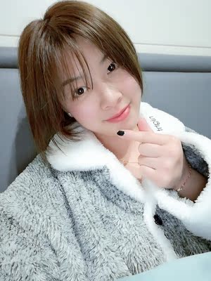 衣服超级好看 质体是很柔软柔软的那种 不掉毛太喜欢了