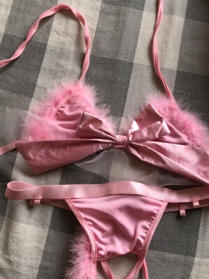 像男同穿的。。。。已经扔了。。。。 色差大的完全不像同一件