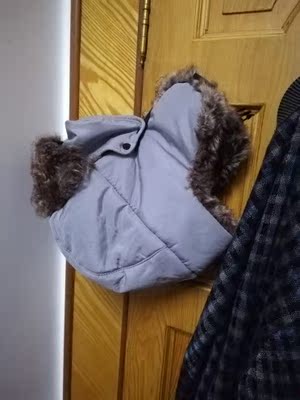 帽子有时候开电瓶车戴的，戴了将近半个月了，感觉蛮舒服的，保暖效果挺好的，还有蛮实用的和实惠的。就是口罩有点薄，透风性倒是还可以，用着可以的。