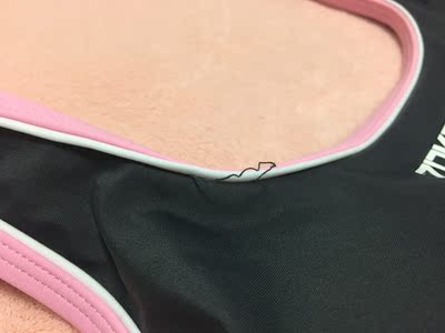 泳衣收到了、做工精细、面料也很柔软舒适，昨天收到就下水试了、挺好的，不过还是有一点点小瑕疵、希望越来越完美。物流还可以、有一些慢、可能购物节后还没有完全恢复正常。希望卖家多搞一些活动、定点买游泳用品就好了。