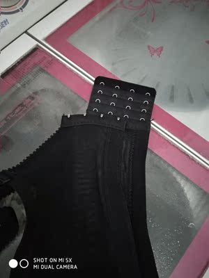 好像全网都在说不要穿带海绵的文胸。说海绵是汽油的脚料做出来的，不管看着有多么的洁白，里面滋生的螨虫很快又多很脏的。我不信，就吧一个新的文胸剪开。烧了滴的是黑色的水。这个文胸没有海绵质，两层两层棉布加一层蕾丝做出来的。我把它洗了还没有试穿过。是有钢圈的。这么便宜买的，也不知道穿着舒服不舒服。穿后会再来评论的。