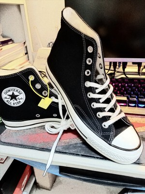 鞋子上脚很舒服，质量不错，百搭款，非常满意