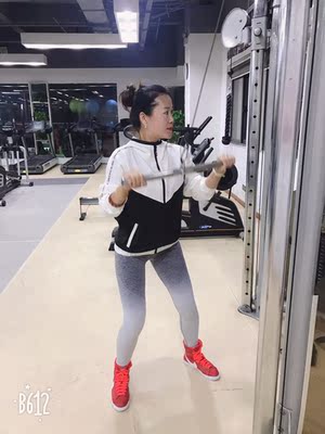 天气慢慢冷了，长裤必须得入手了，看到这款渐变色毫不犹豫的就拍下了，比较显身材，弹性很大，穿上舒适，即能包裹住肉肉，又没有勒的感觉，本人167/112斤，比较喜欢紧裹的感觉显瘦，裤子弹性大能拉很长，所以穿的S码，可以参考一下哦。