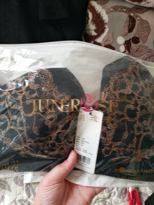 朋友买了好几次了，说穿上聚胸托胸效果很好，要了链接，双11的时候买了好多件。没让我失望。上身效果不错。满意