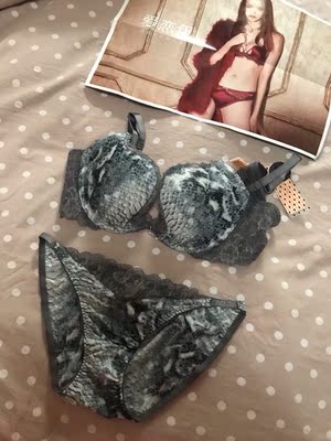 买过好多次爱恋伊家的内衣,给我的印象就是性感漂亮质量好而且又实惠!这次又忍不住买了套这款,很快收到货,试穿了,很喜欢。贝壳罩杯偏小,平时我穿80D的这款我特意买大了到85D了,穿上合身舒服好看,非常满意。喜欢穿性感美丽内衣的各位值得购入。 买过好多次爱恋伊家的内衣,给我的印象就是性感漂亮质量好而且又实惠!这次又忍不住买了套这款,很快收到货,试穿了,很喜欢。贝壳罩杯偏小,平时我穿80D的这款我特意买大了到85D了,穿上合身舒服好看,非常满意。喜欢穿性感美丽内衣的各位值得购入。