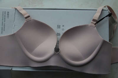 材质好，做工精细，手感柔软，价格实惠，看包装就知道是货真价实正品。值得入手。