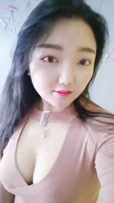 每天坚持使用，看到胸部变的挺拔，是我最大的动力了，毕竟效果呈现出来了，现在大了两个罩杯啦，自然坚挺。一开始没效果，想着不能浪费钱，还是坚持用完这个疗程，结果用到越后面效果就越好，给各位姐妹一个建议，要坚持使用，相信你不会失望的