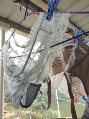 内衣质量还不错，很柔软很舒服，只要选对杯罩和文胸款式就好，我是选择罩杯比推荐的大一个杯，因为我按照推荐的B杯买，穿起来就压胸，选了C杯以后，非常舒服，没有束缚感很轻薄透气，有运费险很好，不合适可以退换。