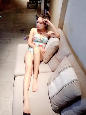 泳衣的花纹配色非常鲜艳，非常显体型，料子特别舒服，