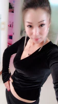 衣服面料质量真的很好，穿起来特别好看，本人特别喜欢，喜欢的美女赶紧下手吧