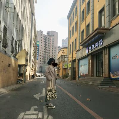 刚穿会磨脚 不过新鞋都这样 穿两天就不磨脚啦 颜色是致命的好看。