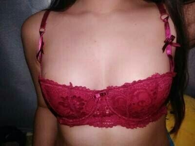 晚上拍摄光线不好，红色没有这样暗 ，内衣薄薄的很舒服而且显胸小，第一次穿半杯觉得很性感，很喜欢这种风格的尝试