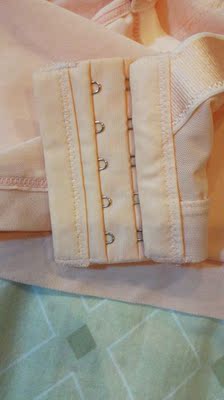 文胸很舒服，罩杯很薄，运动款是五个排扣的，肩带很宽，下围大的mm可以增加排扣