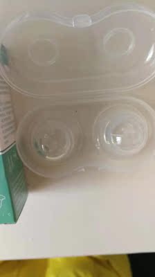 宝贝到了,去使用了一下再来评价的,首先包装很隐秘,不会让人快递就感觉尴尬什么的,然后我按照说明书上的用法,用手抓住矫正器,对准并贴在乳头上,松开手指,利用产生的吸引力将凹陷的乳头吸出。也可以事先按压矫正器的上后方,佩戴。总之,用完之后我觉得还是有改善的,所以我觉得这个还是值得推荐给其他有问题的宝妈们的。 宝贝到了,去使用了一下再来评价的,首先包装很隐秘,不会让人快递就感觉尴尬什么的,然后我按照说明书上的用法,用手抓住矫正器,对准并贴在乳头上,松开手指,利用产生的吸引力将凹陷的乳头吸出。也可以事先按压矫正器的上后方,佩戴。总之,用完之后我觉得还是有改善的,所以我觉得这个还是值得推荐给其他有问题的宝妈们的。