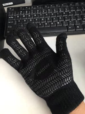 触屏手套挺好用的，打字挺灵敏的
