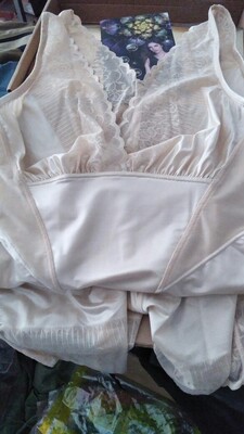 因为赶上双11时段,物流也受影响了。收到货了，看到货就觉得还可以吧，虽然很薄，不过我更注重的是效果，还没穿呢，以后再追评。还有说好的保密发货呢，叫了不要写什么斤数什么码数，你倒好写了保密发货，却什么都写上去了。就这一点我就很不满意。