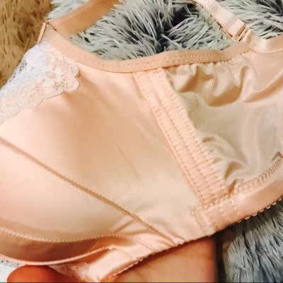 卖家态度很好，很有耐心，问问题很及时就回复了。而且内衣质量很好啊，面料用的还是比较高档的。因为没有钢圈所以穿了一天觉得很舒服,款型很好呢 穿上很合身 好评