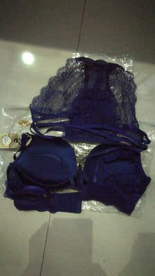 满意，文胸套装款式新潮，凸显女性完美身材，凹凸有致曼妙多姿，做工精细，车线结实，我爱人特别喜欢前扣款式，快递公司发货速度也很快，包裹完好无破损，给力！