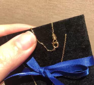 童鞋们！！两折买滴哟！公 总~号搜：【都好好】再去买，真的不错！！！！排在最上面的那个才是哦！！小巧玲珑，做工精致，戴上很漂亮，高大上，是正品，质量很好。是正品，做工精致，但是宝贝很好很喜欢，小红心很nice，宝贝好漂亮，和图片一样，做工也很好做工精细，设计精致，项链好看呃，不错，很漂亮的项链，看起来很精致，包装很漂亮，妹妹非常的喜欢，包装精致，宝贝很精美，物流也快，自己要对自己好点，物流也很快戴着特别显大方， 特别喜欢。戴上更显气质，非常满意，朋友很喜欢朋友都说好看，很开心的一次购物，款式精美，好喜欢，款式非常好看，朋友们都说很好看。