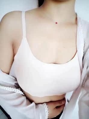 卖家服务态度好发货快价格实惠说实话想丰胸的姐妹们选这个产品没错，我推荐给你们坚持使用还是看得到效果的，买了这个产品后，我每天都在坚持使用，现在已经能看的出很明显的变化了，胸部和之前相比增大了很多，看起来真是挺拔了很多，而且皮肤还变白了，比以前光滑细腻了不少，,质量很好,物流快,包装很好,温和不刺激,没有副作用，很喜欢