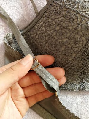 拍的黄色,后来换成的灰色,蕾丝做工特别精细,质量特别好,物美价廉,非常满意以后还会来的 拍的黄色,后来换成的灰色,蕾丝做工特别精细,质量特别好,物美价廉,非常满意以后还会来的