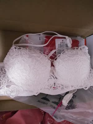 好看！贼适合小胸！！面料很舒服！  这是一个好评模版，不要看了下面都是废话。因为本姑娘很懒不想每个宝贝都写好评 所以才模仿网友的  好评模版  但是这个宝贝不管是质量 款式还是性价比 都是本姑娘喜欢的  如果是不喜欢的那本姑娘就会很生气 然后这个模版就变成了各种喋喋不休的吐槽  自然就不会撒下这个好评给各位淘友一个参考  本宝贝还是极好的