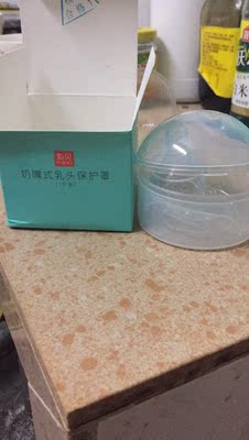 第三次买新贝的产品了，从吸奶器到防溢乳垫，到这个。 记得当时喂奶的时候痛了20多天，我不知道怎么坚持的，当时也不知道这个神器，后来是去通乳，看到有宝妈用聊了一下才知道，不过那个时候我已经不痛了，免疫了，这个买来送给朋友的。小朋友预计2月份出生，希望到时候可以用得上，目前看来他也很满意，因为他一胎放弃母乳就是因为太痛，这一胎他想试试母乳。