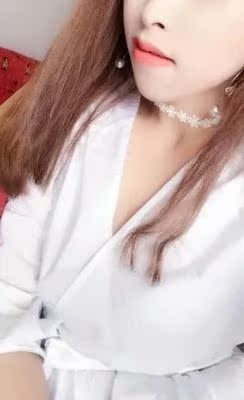 我现在对自己的胸部还是很满意的了，现在已经增大了一个罩杯了，整个胸部也紧实挺拔了很多，效果还是不错的，而且精油和精华霜的香味很特别，非常的好闻，没有任何的副作用。虽然胸围比一般人要大了，但还会继续购买使用哦，谁不想拥有更更大的胸呢。