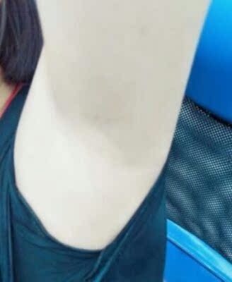 产品确实没话说，脱毛膏拿到就在我的耳后根试了下看下会不会过敏，擦上之后没有过敏我就脱了腋下的毛毛，效果很好，脱的时候没有刺痛感啥的。刮得一干二净，脱毛干净不刺激而且还没异味，用时也不痛，干净而且用的也没有刺鼻难闻的味道，挺舒服的，而且无刺激，脱完之后是一股淡淡的香味，非常温和涂上去挺保湿的还挺舒服的，没看错这个产品，快递也很快，用着还不错，物流也很快，用完还要买的。