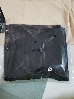 买了2件不同色,料子类似冰丝,挺凉爽,尺码可以,事业线露的比较多,别的都好。赶上1111也有点优惠,发货很快! 买了2件不同色,料子类似冰丝,挺凉爽,尺码可以,事业线露的比较多,别的都好。赶上1111也有点优惠,发货很快!